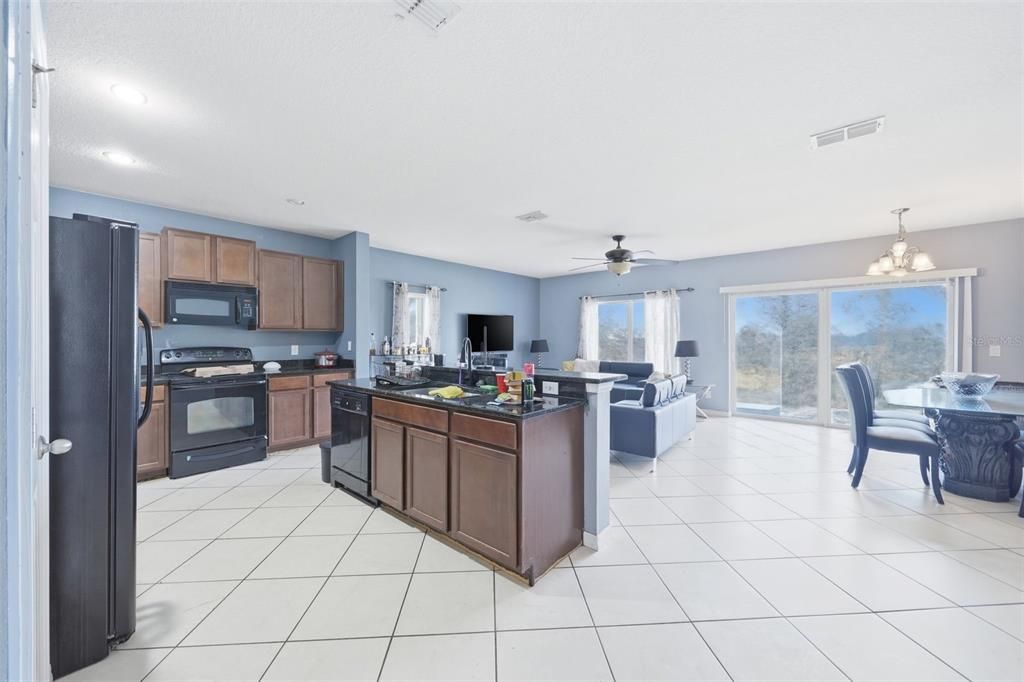 Activo con contrato: $280,000 (4 camas, 2 baños, 1820 Pies cuadrados)