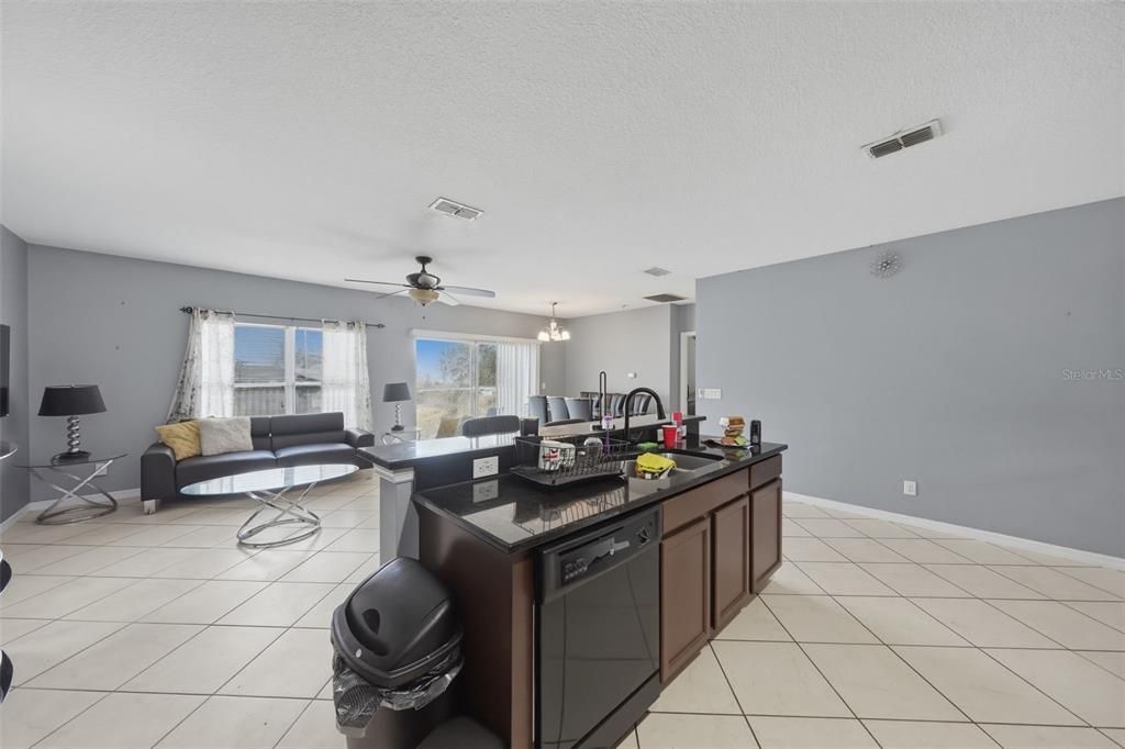 Activo con contrato: $280,000 (4 camas, 2 baños, 1820 Pies cuadrados)