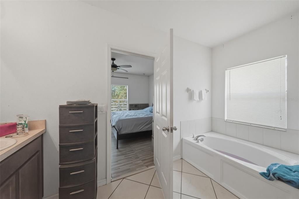 Activo con contrato: $280,000 (4 camas, 2 baños, 1820 Pies cuadrados)