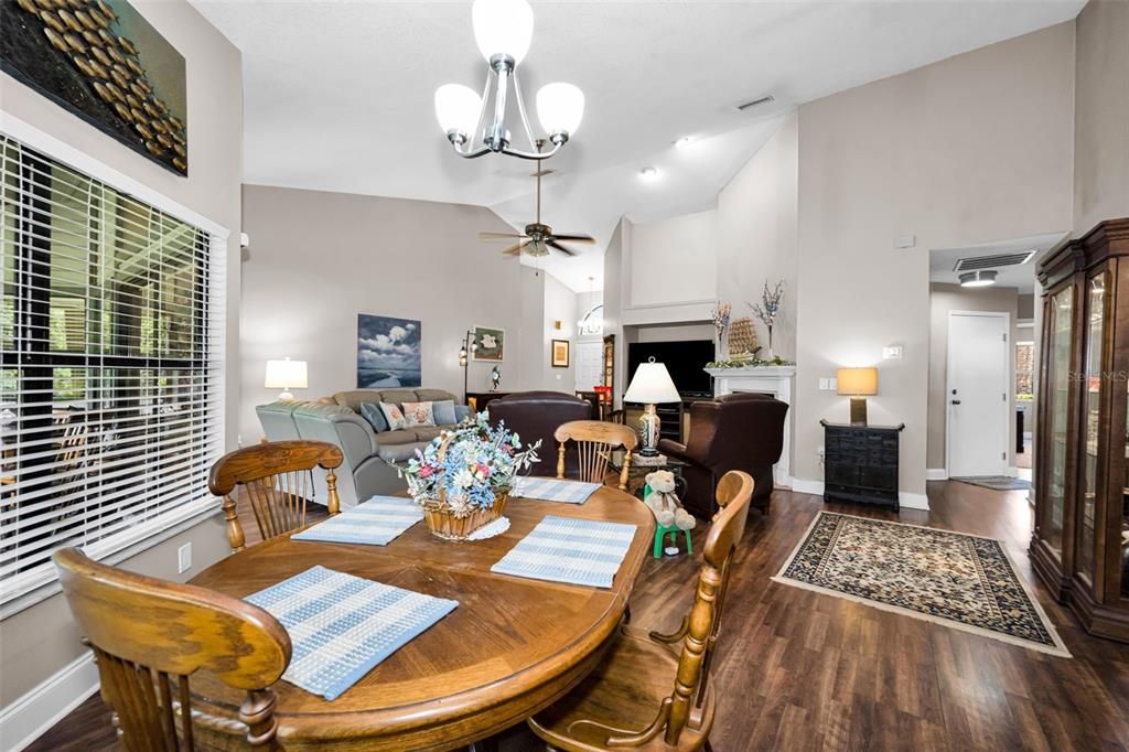 En Venta: $425,000 (3 camas, 2 baños, 1560 Pies cuadrados)