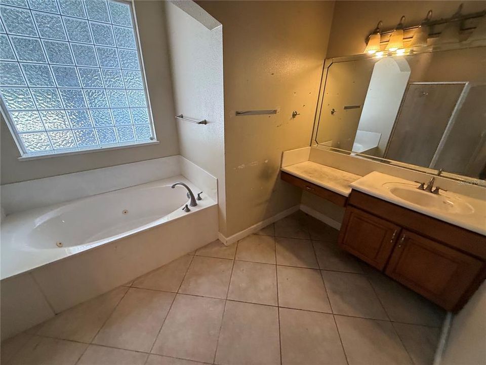 Activo con contrato: $363,500 (4 camas, 3 baños, 2888 Pies cuadrados)