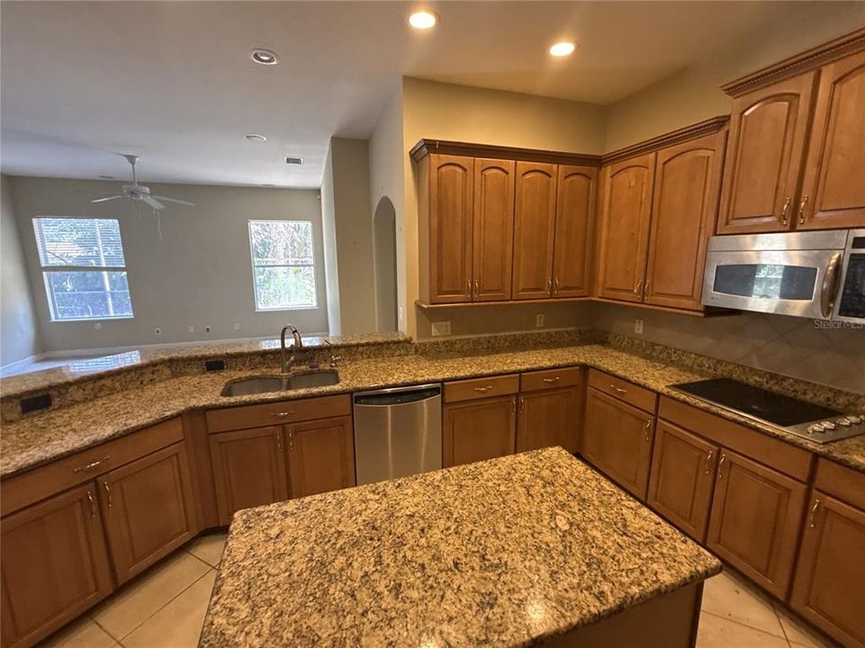 Activo con contrato: $363,500 (4 camas, 3 baños, 2888 Pies cuadrados)