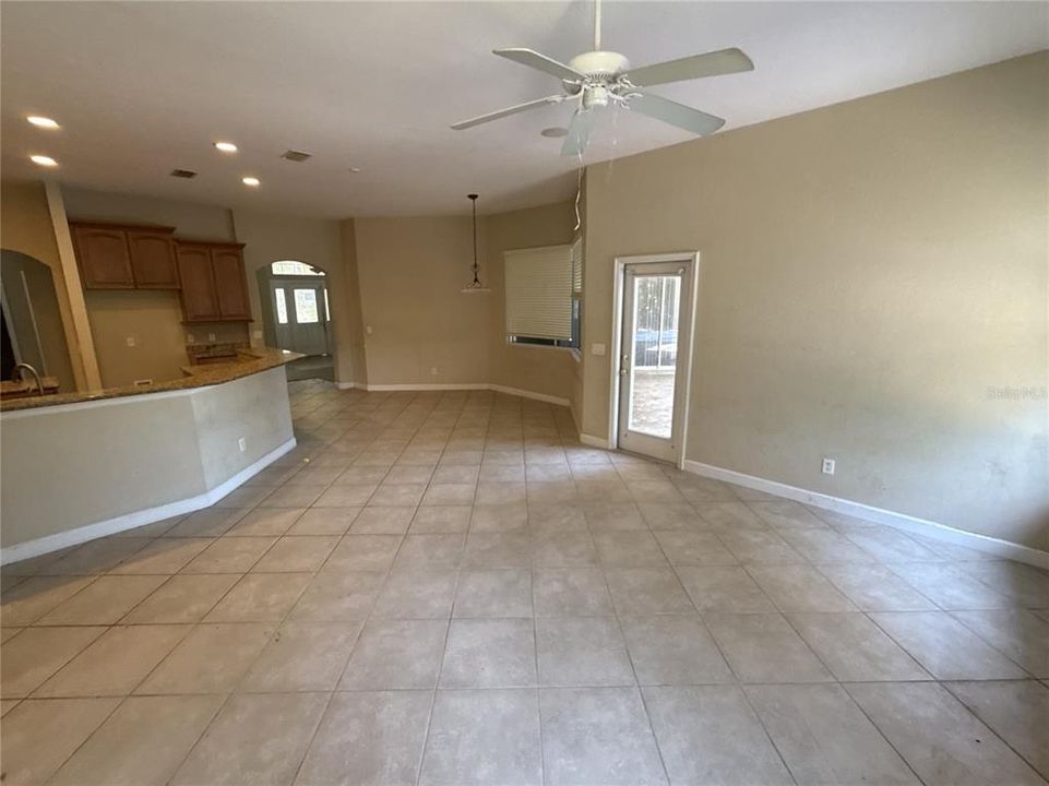 Activo con contrato: $363,500 (4 camas, 3 baños, 2888 Pies cuadrados)