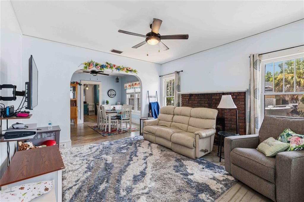 En Venta: $329,000 (3 camas, 2 baños, 1452 Pies cuadrados)