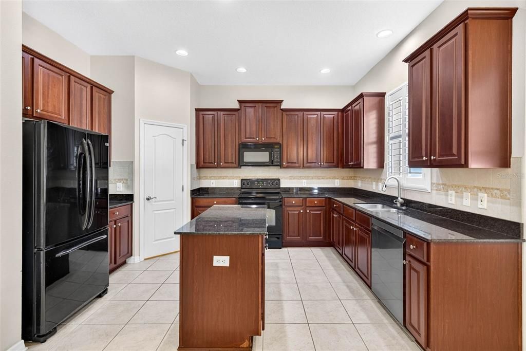 For Sale: $414,000 (4 beds, 2 baths, 2552 Square Feet)