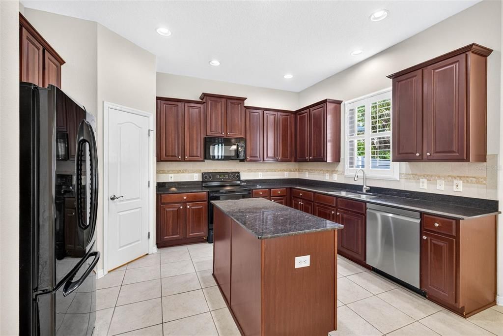 For Sale: $414,000 (4 beds, 2 baths, 2552 Square Feet)