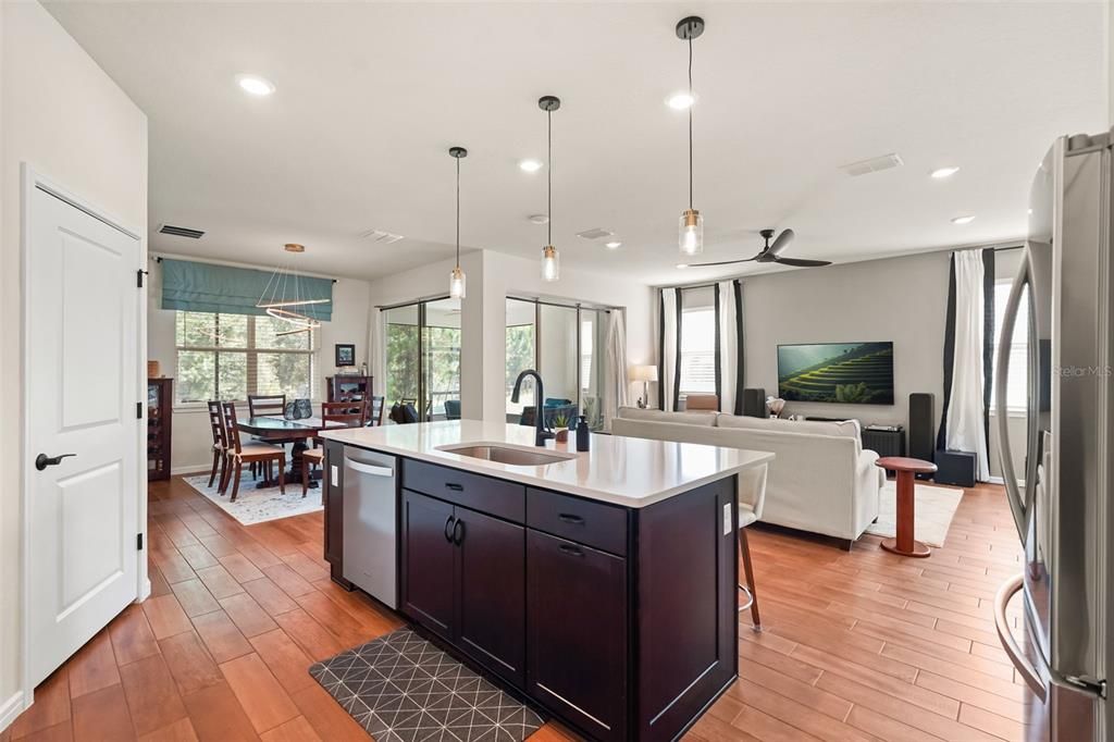 En Venta: $699,999 (4 camas, 3 baños, 3110 Pies cuadrados)