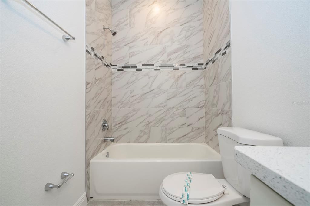 Activo con contrato: $284,899 (4 camas, 2 baños, 1696 Pies cuadrados)