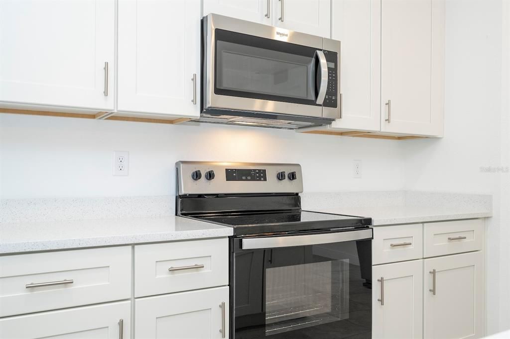 Activo con contrato: $284,899 (4 camas, 2 baños, 1696 Pies cuadrados)