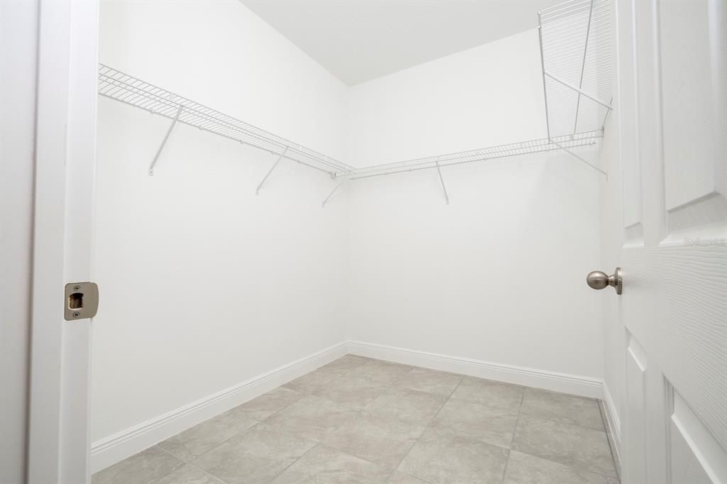 Activo con contrato: $284,899 (4 camas, 2 baños, 1696 Pies cuadrados)