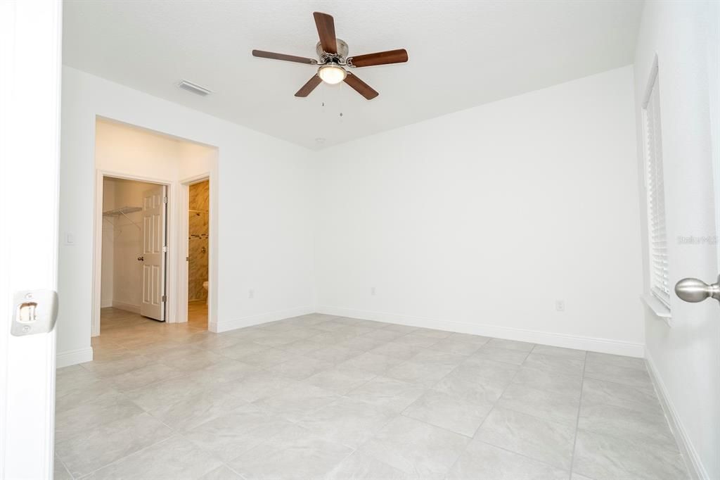 Activo con contrato: $284,899 (4 camas, 2 baños, 1696 Pies cuadrados)