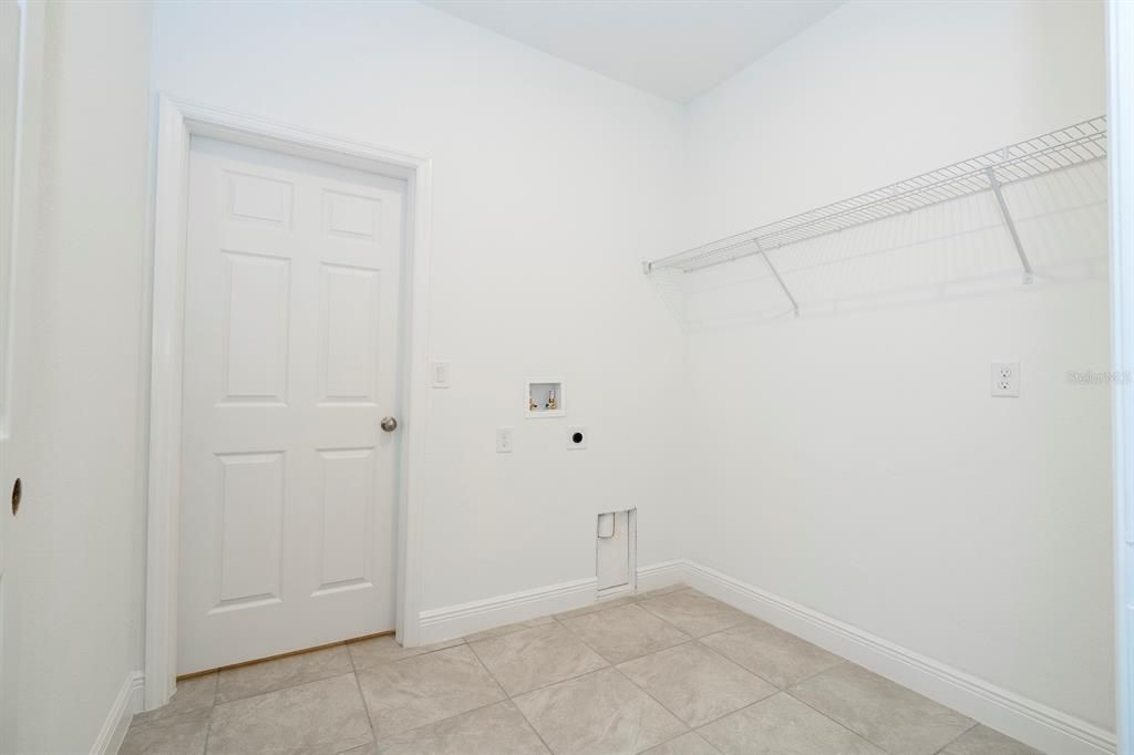 Activo con contrato: $284,899 (4 camas, 2 baños, 1696 Pies cuadrados)