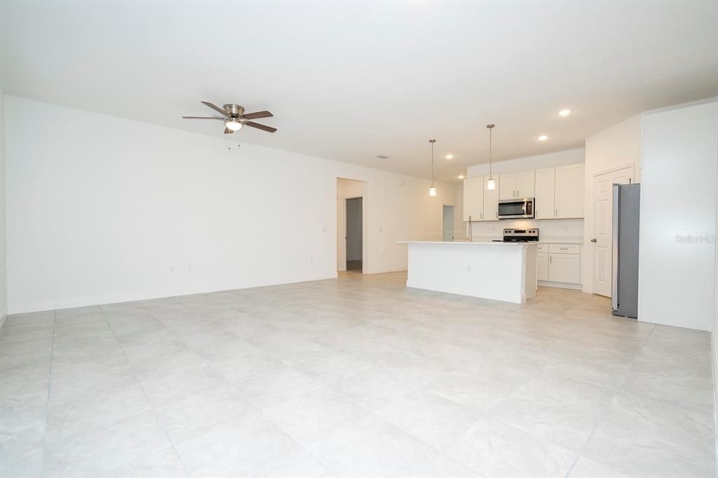 Activo con contrato: $284,899 (4 camas, 2 baños, 1696 Pies cuadrados)