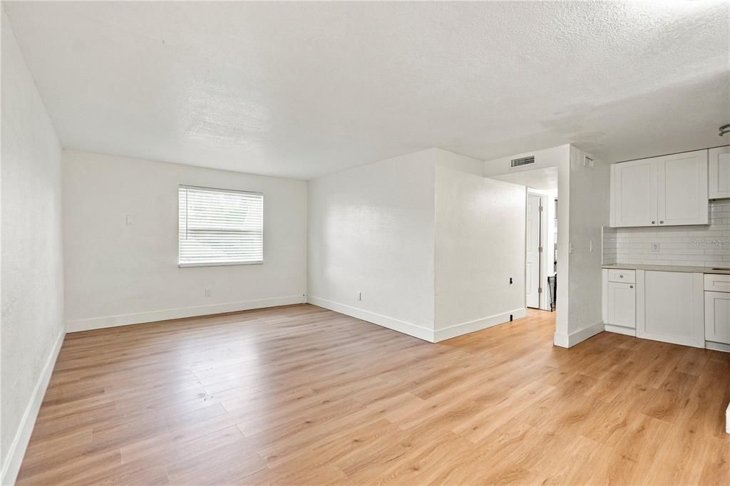 For Rent: $1,700 (3 beds, 1 baths, 5653 Square Feet)
