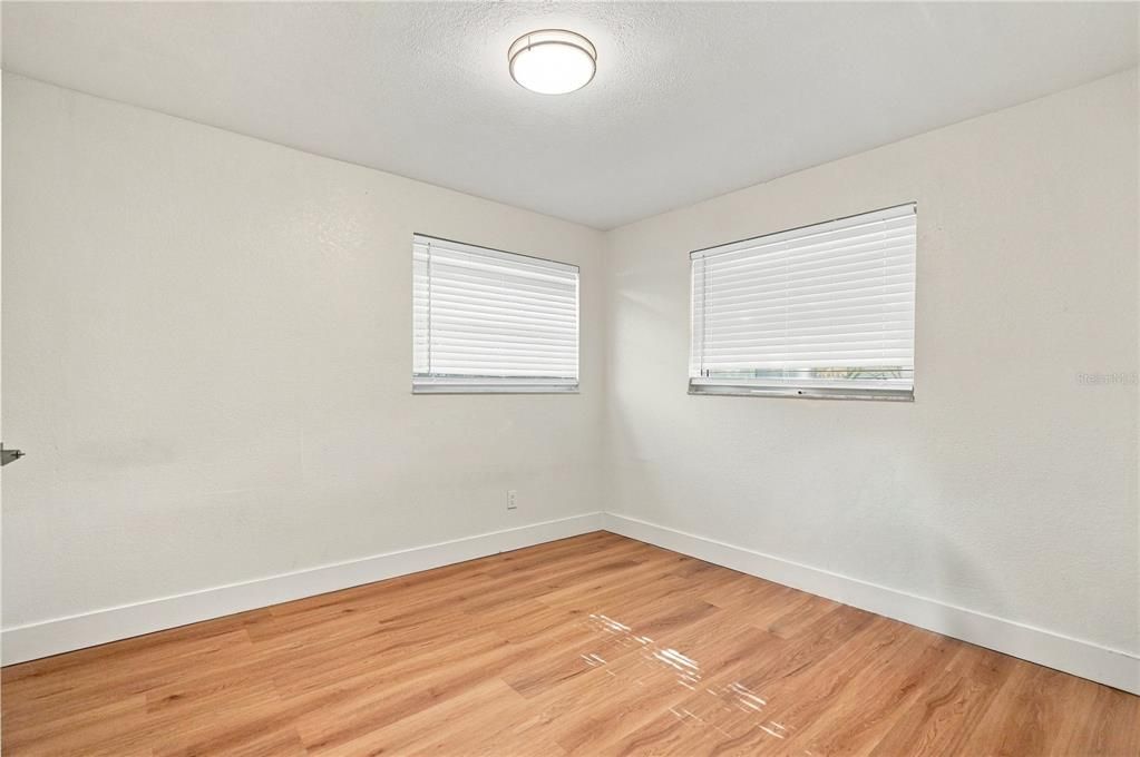 For Rent: $1,700 (3 beds, 1 baths, 5653 Square Feet)