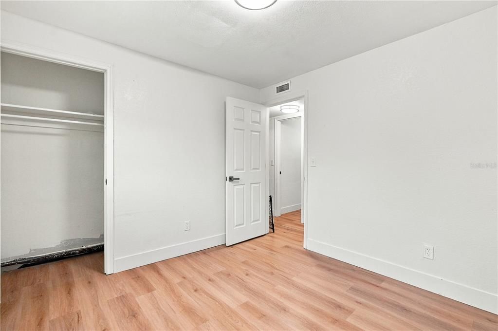 For Rent: $1,700 (3 beds, 1 baths, 5653 Square Feet)