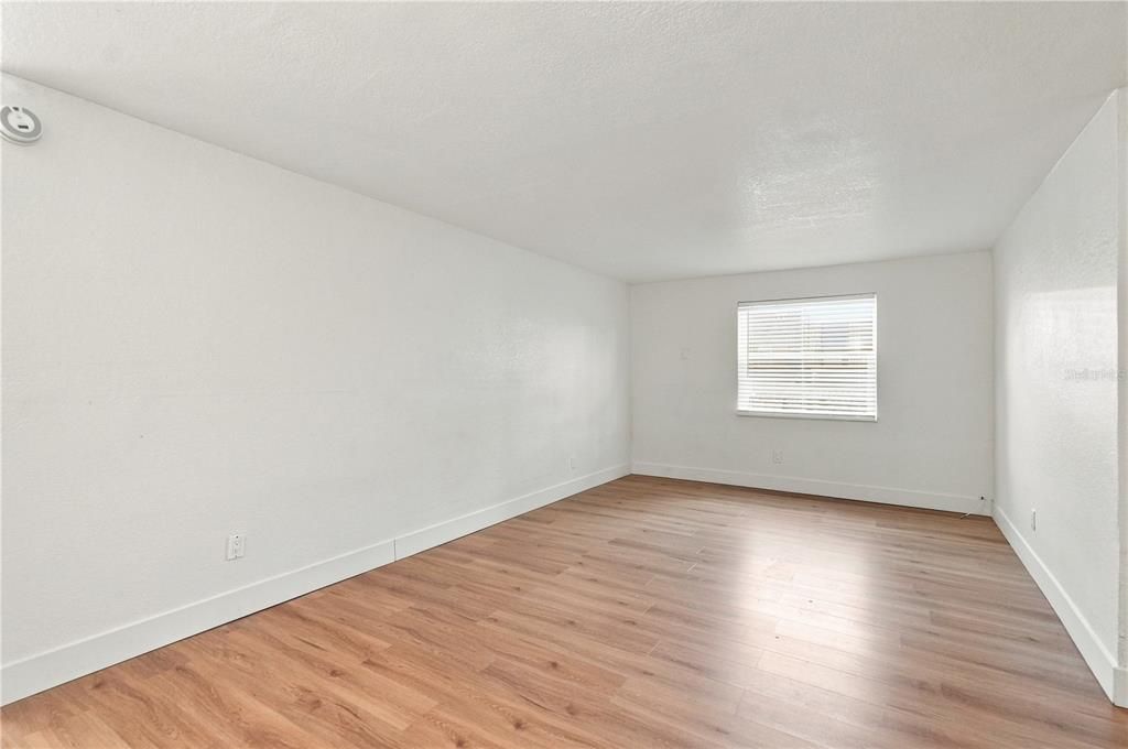 For Rent: $1,700 (3 beds, 1 baths, 5653 Square Feet)