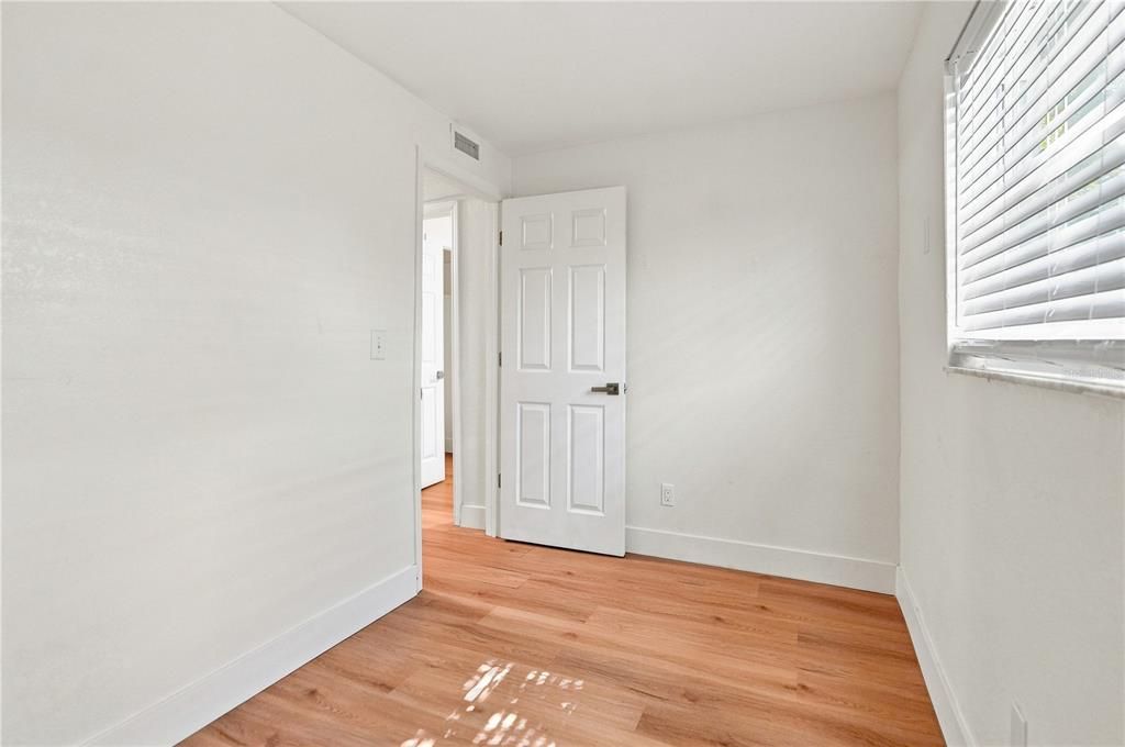 For Rent: $1,700 (3 beds, 1 baths, 5653 Square Feet)