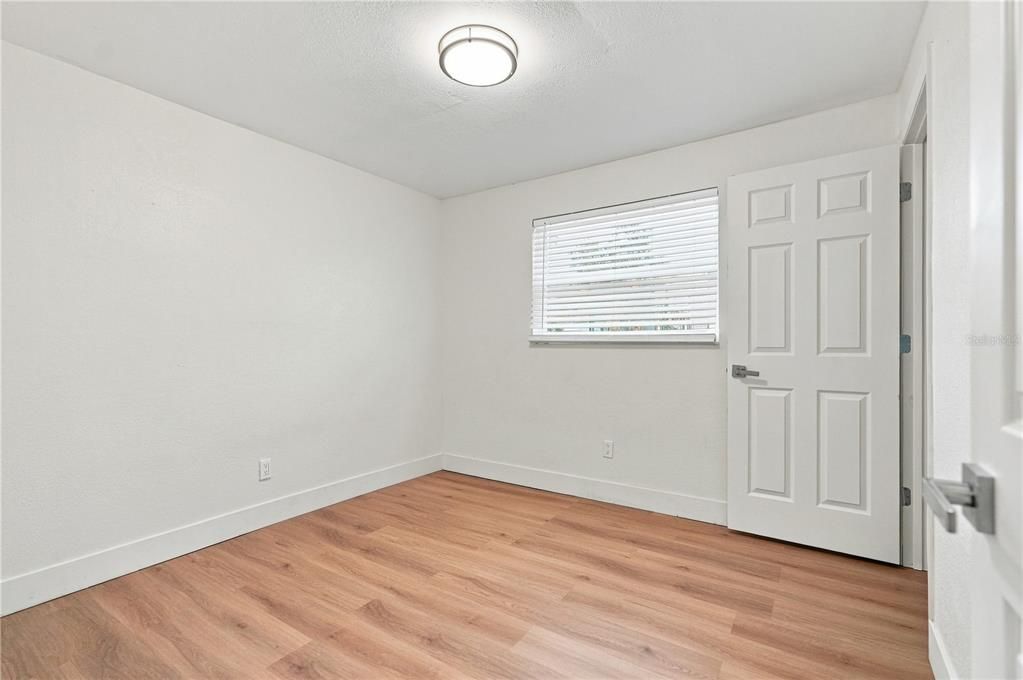 For Rent: $1,700 (3 beds, 1 baths, 5653 Square Feet)