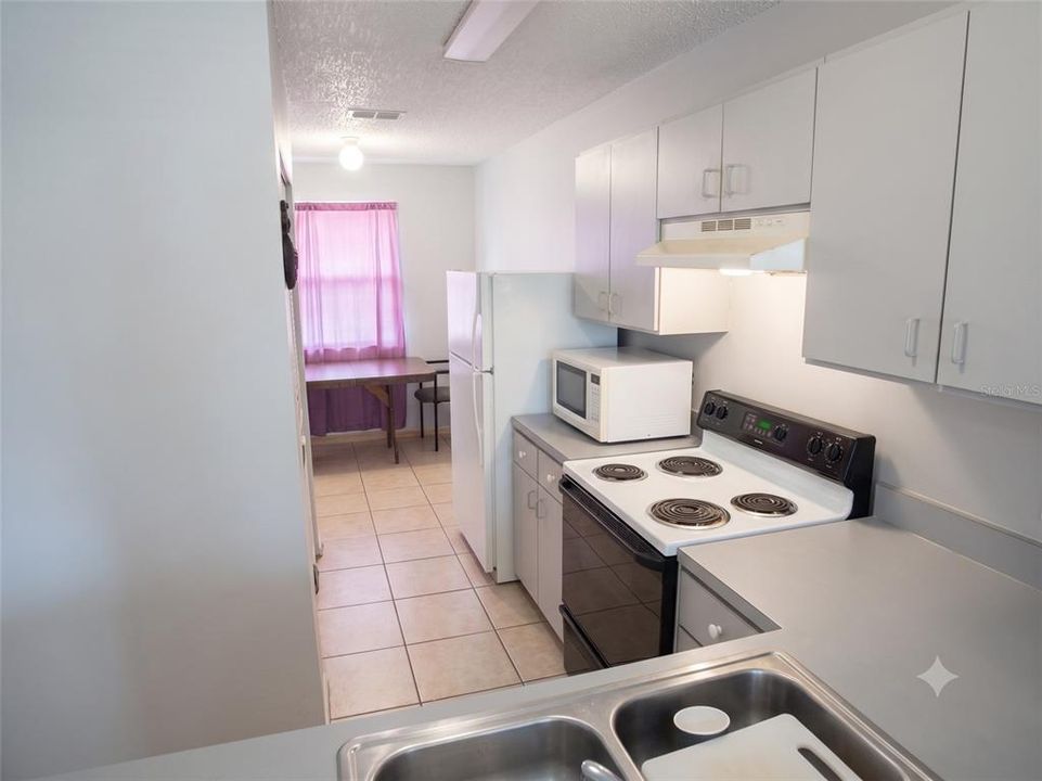 For Sale: $379,999 (6 beds, 4 baths, 2201 Square Feet)