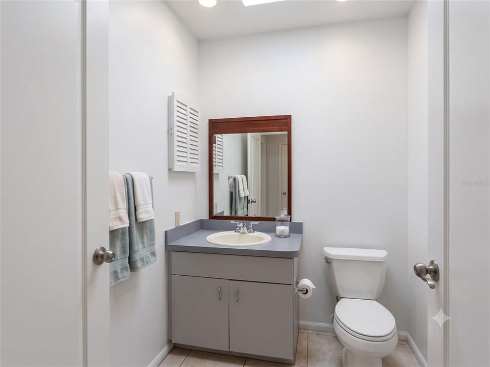 For Sale: $379,999 (6 beds, 4 baths, 2201 Square Feet)