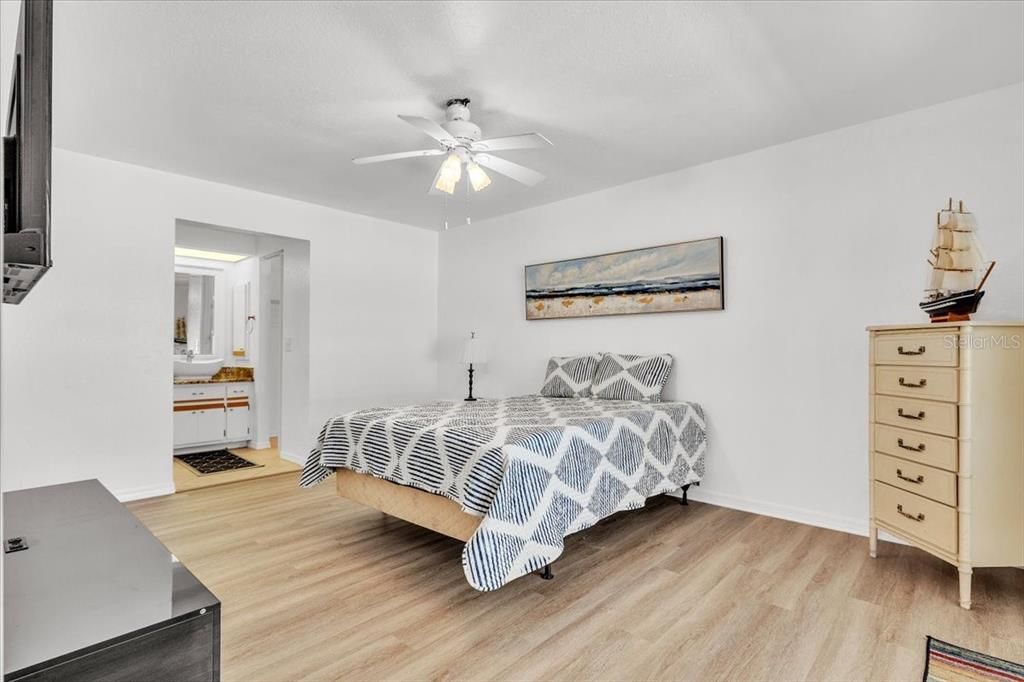For Sale: $135,000 (2 beds, 2 baths, 937 Square Feet)