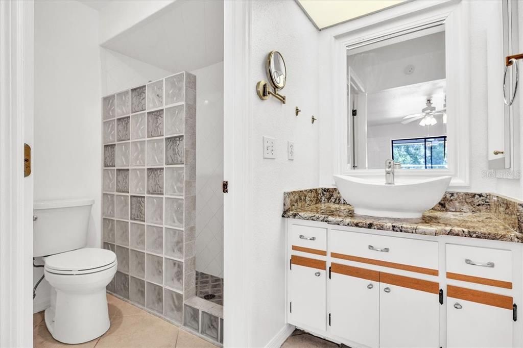 For Sale: $135,000 (2 beds, 2 baths, 937 Square Feet)