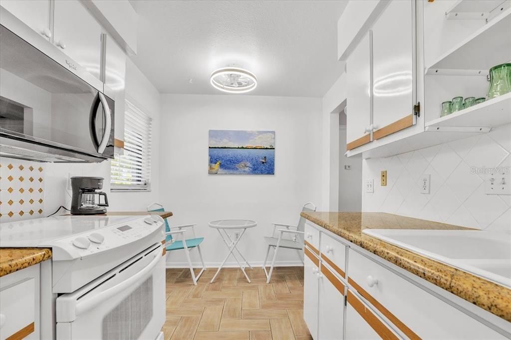 For Sale: $135,000 (2 beds, 2 baths, 937 Square Feet)