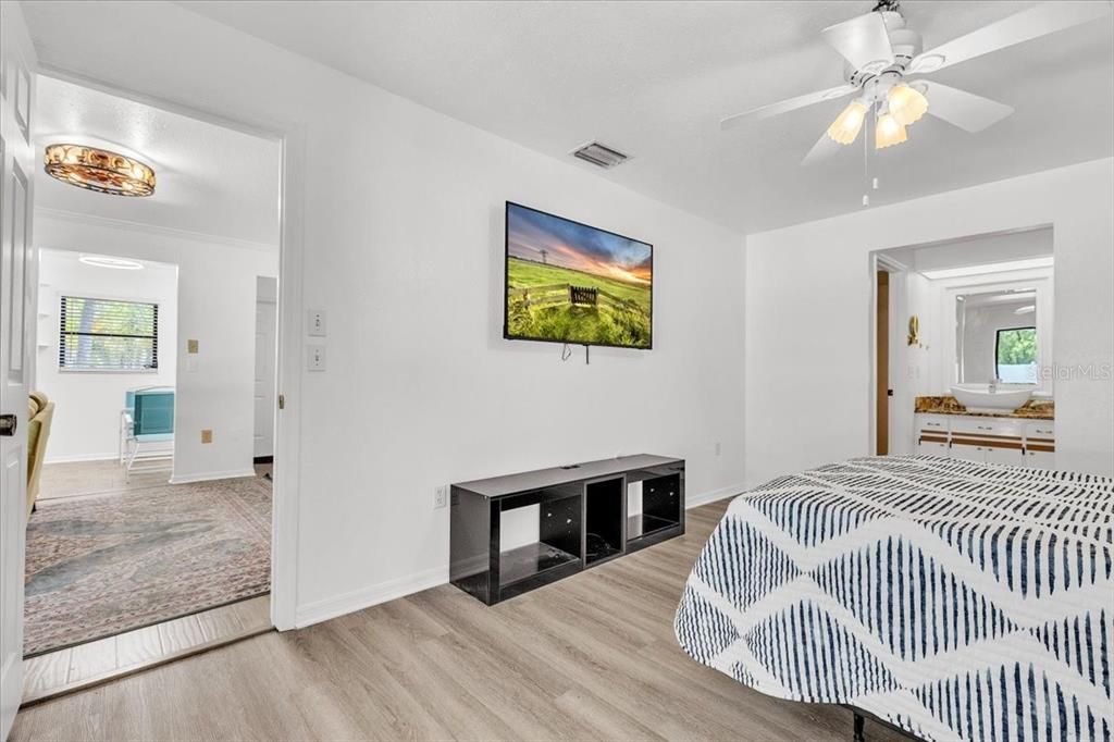 For Sale: $135,000 (2 beds, 2 baths, 937 Square Feet)