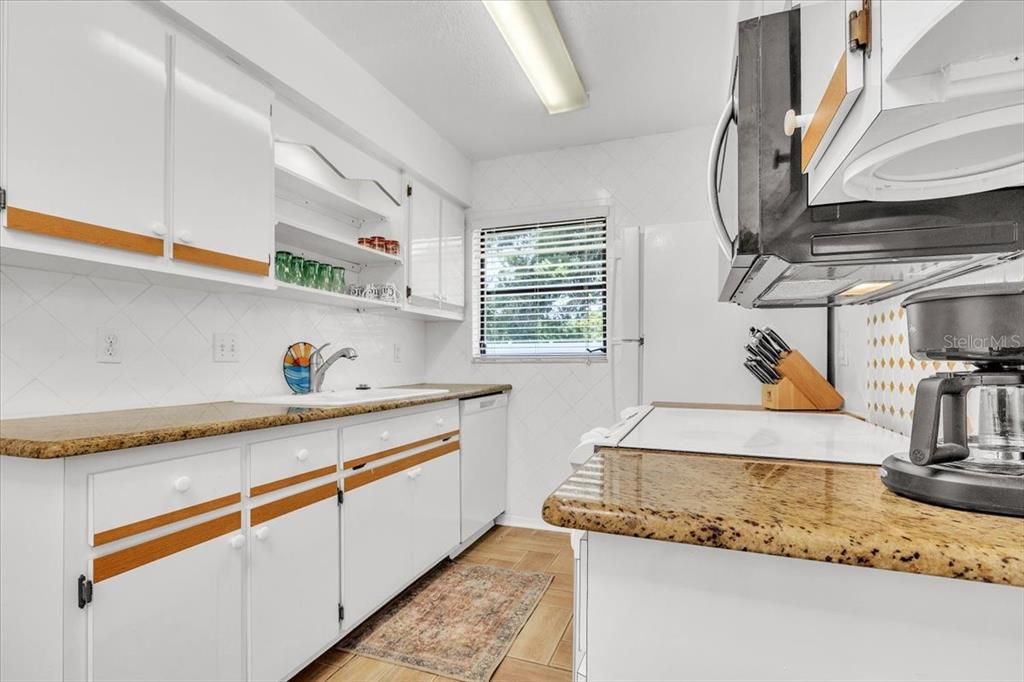 For Sale: $135,000 (2 beds, 2 baths, 937 Square Feet)