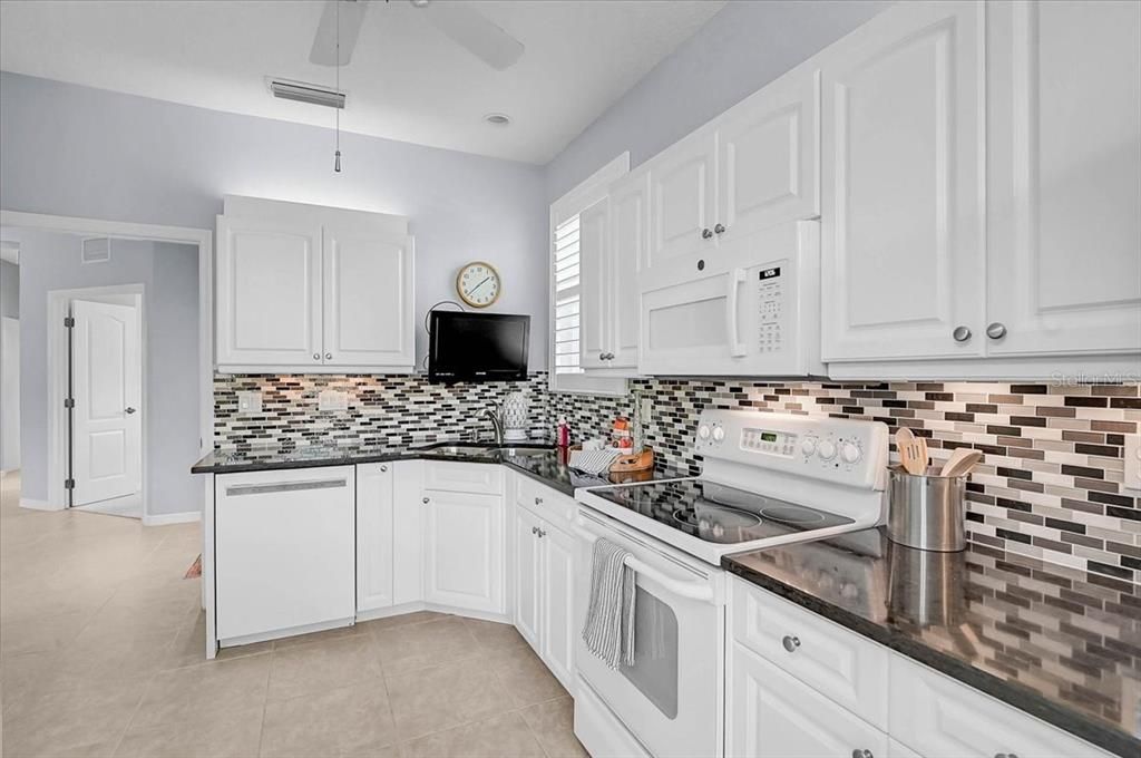 For Sale: $290,000 (3 beds, 2 baths, 1521 Square Feet)