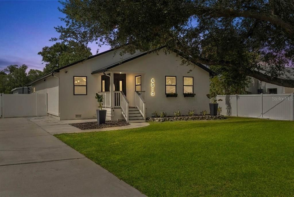 Activo con contrato: $615,000 (4 camas, 3 baños, 1966 Pies cuadrados)