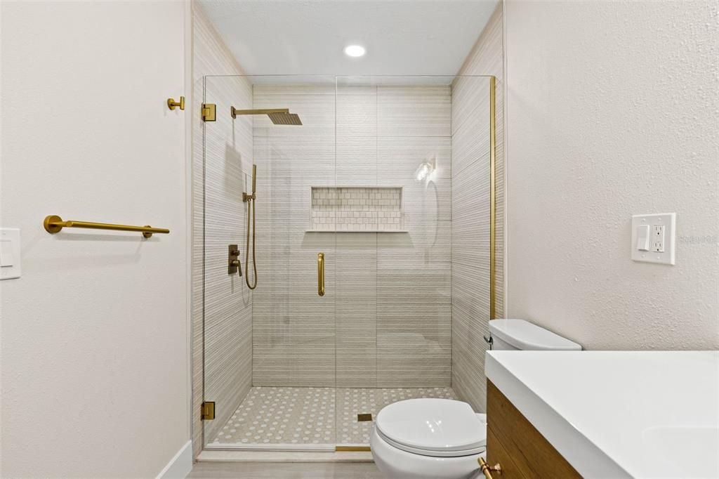 Activo con contrato: $615,000 (4 camas, 3 baños, 1966 Pies cuadrados)