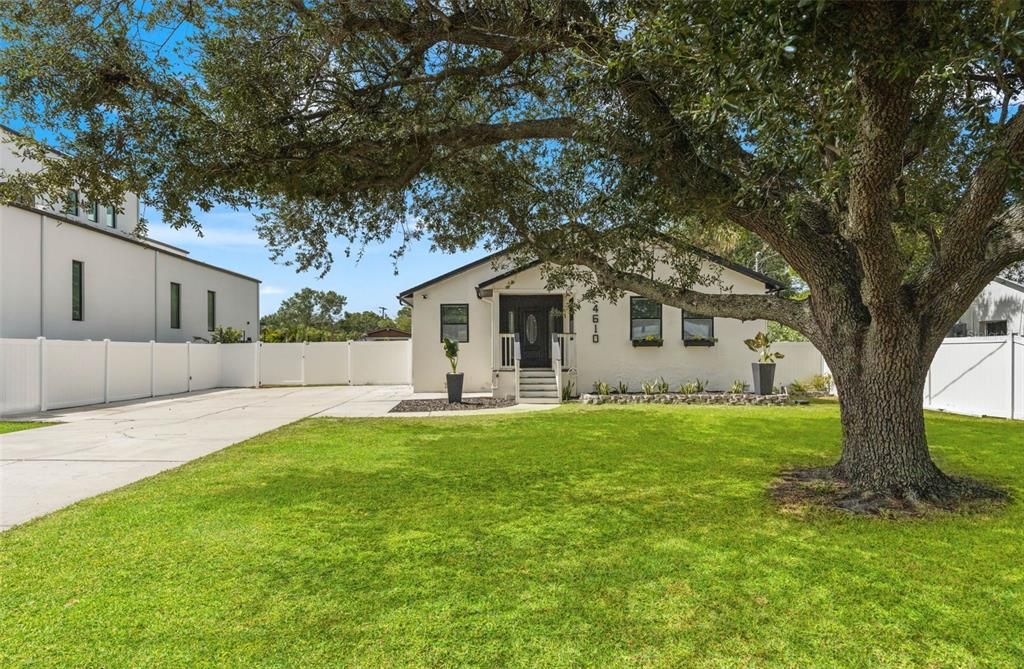Activo con contrato: $615,000 (4 camas, 3 baños, 1966 Pies cuadrados)
