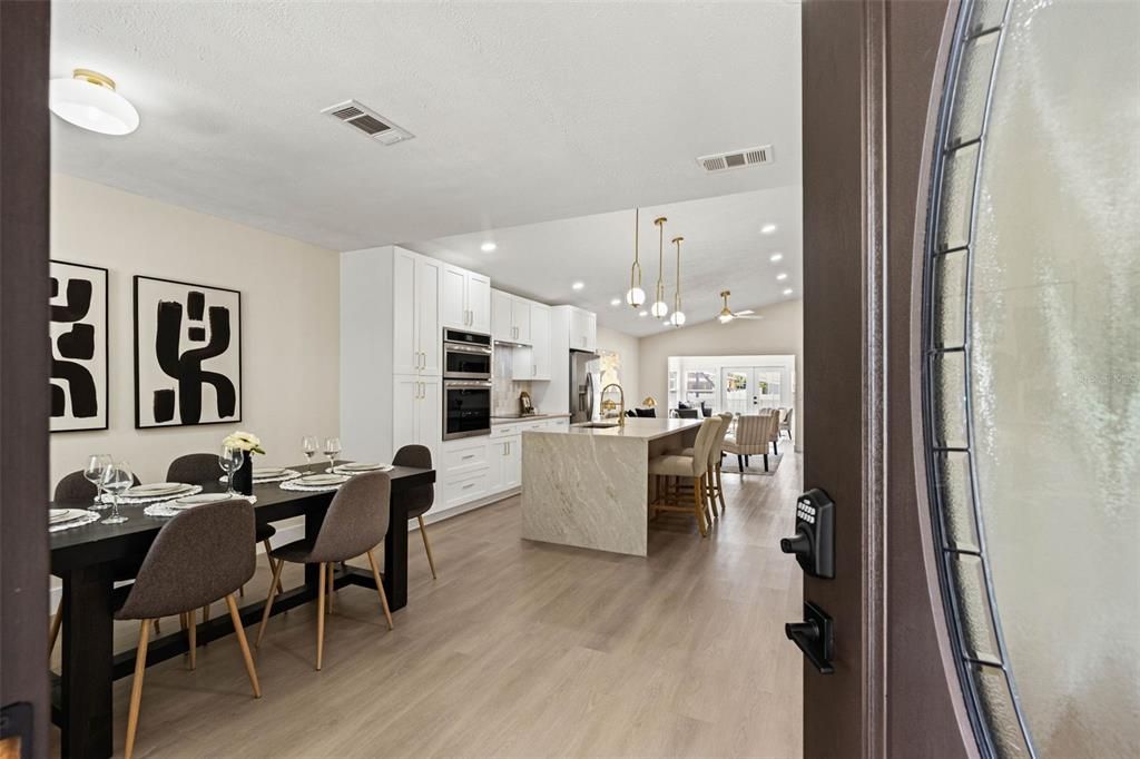 Activo con contrato: $615,000 (4 camas, 3 baños, 1966 Pies cuadrados)