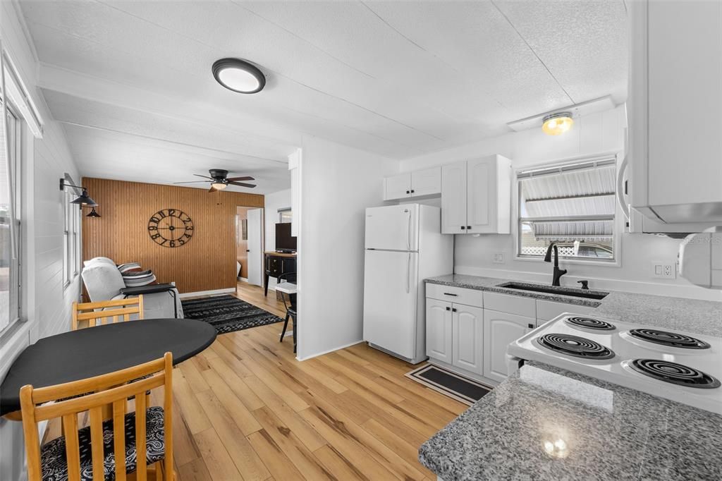 For Sale: $149,900 (2 beds, 1 baths, 672 Square Feet)