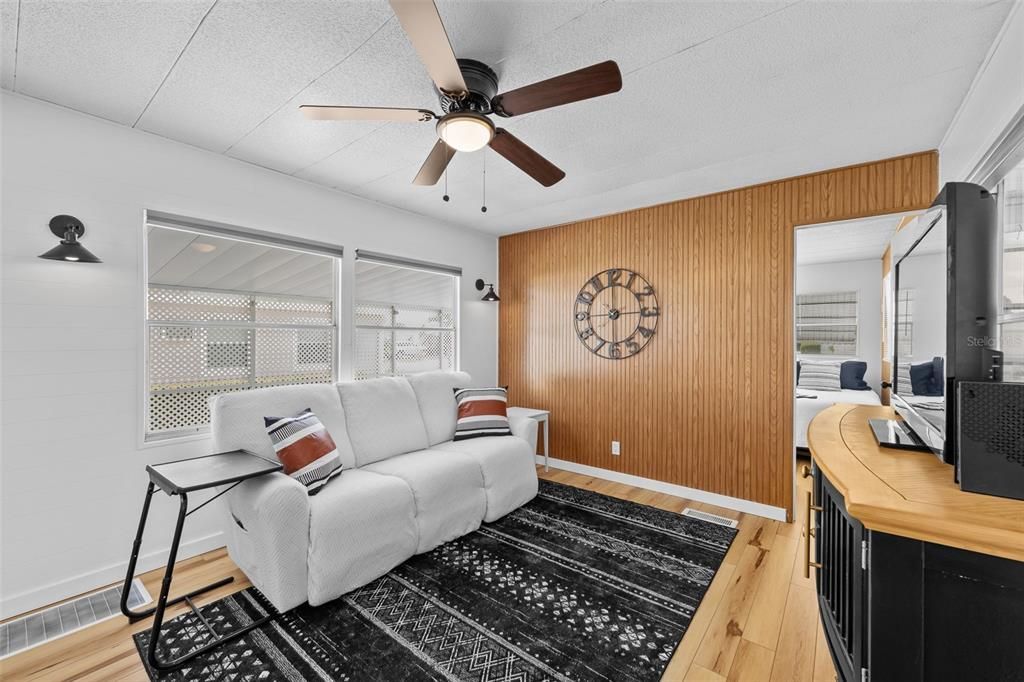 For Sale: $149,900 (2 beds, 1 baths, 672 Square Feet)