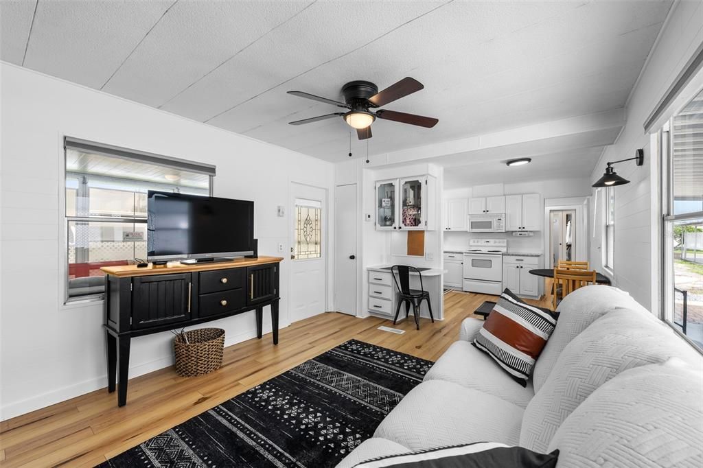 For Sale: $149,900 (2 beds, 1 baths, 672 Square Feet)