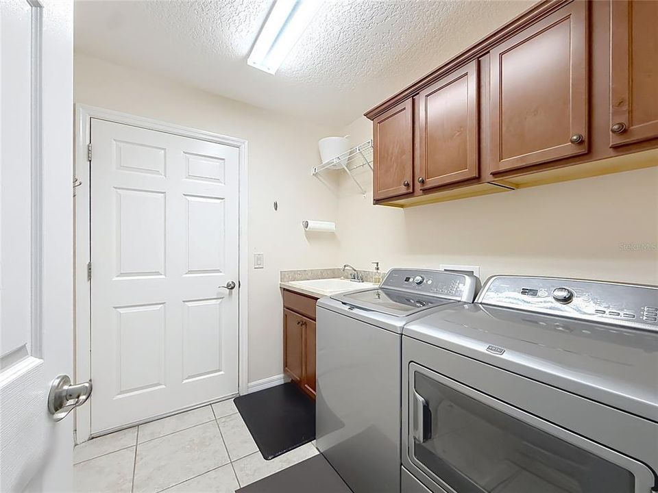 For Sale: $560,000 (3 beds, 3 baths, 2016 Square Feet)