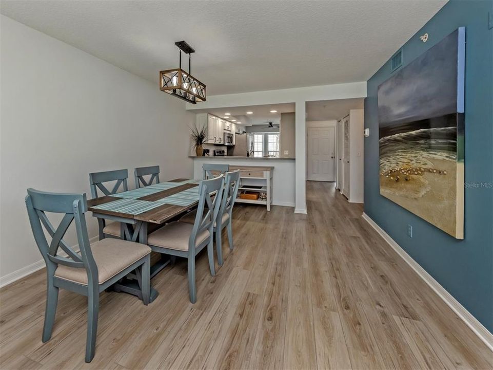 For Sale: $239,000 (2 beds, 2 baths, 1176 Square Feet)