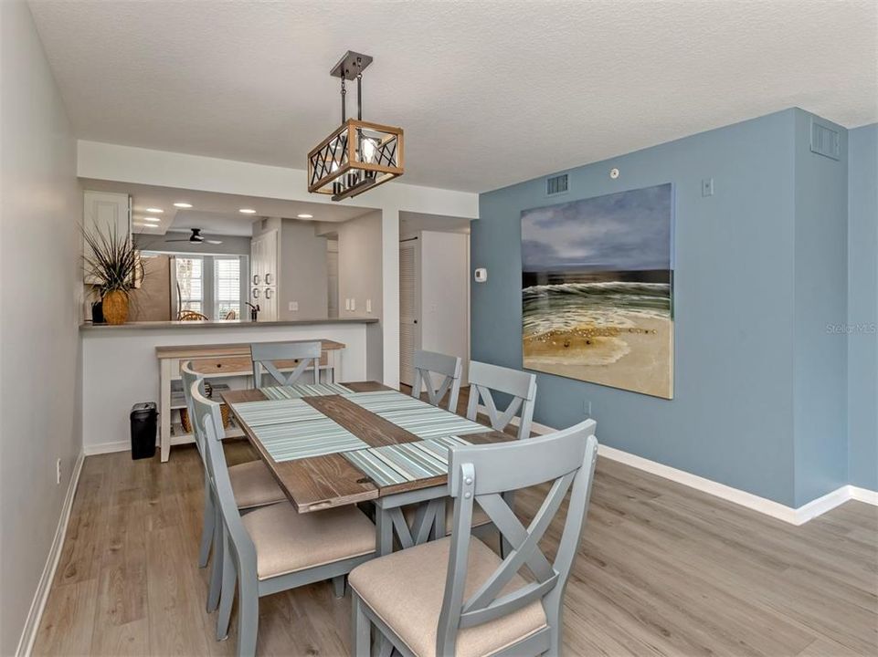 For Sale: $239,000 (2 beds, 2 baths, 1176 Square Feet)