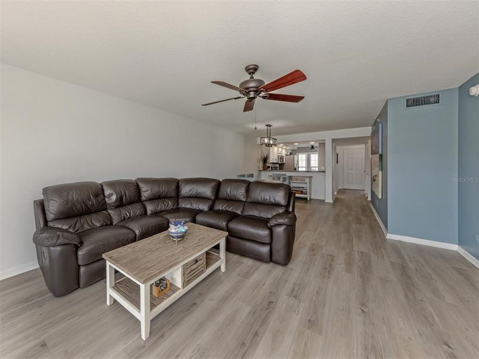 For Sale: $239,000 (2 beds, 2 baths, 1176 Square Feet)