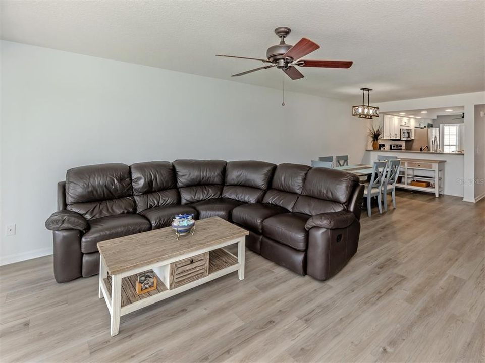 For Sale: $239,000 (2 beds, 2 baths, 1176 Square Feet)