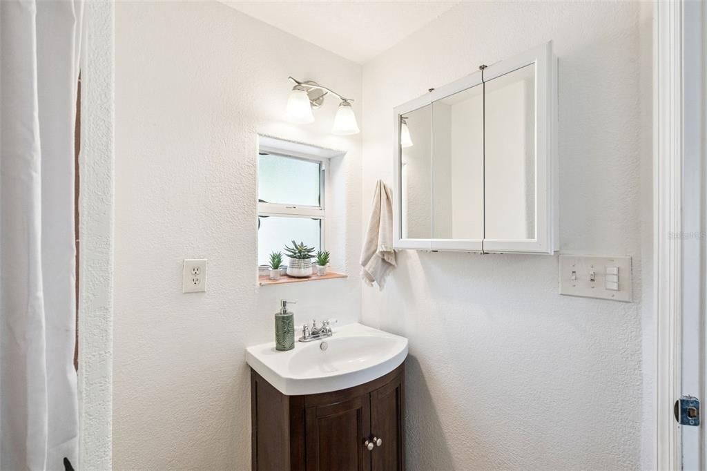 Active With Contract: $325,000 (3 beds, 2 baths, 1258 Square Feet)