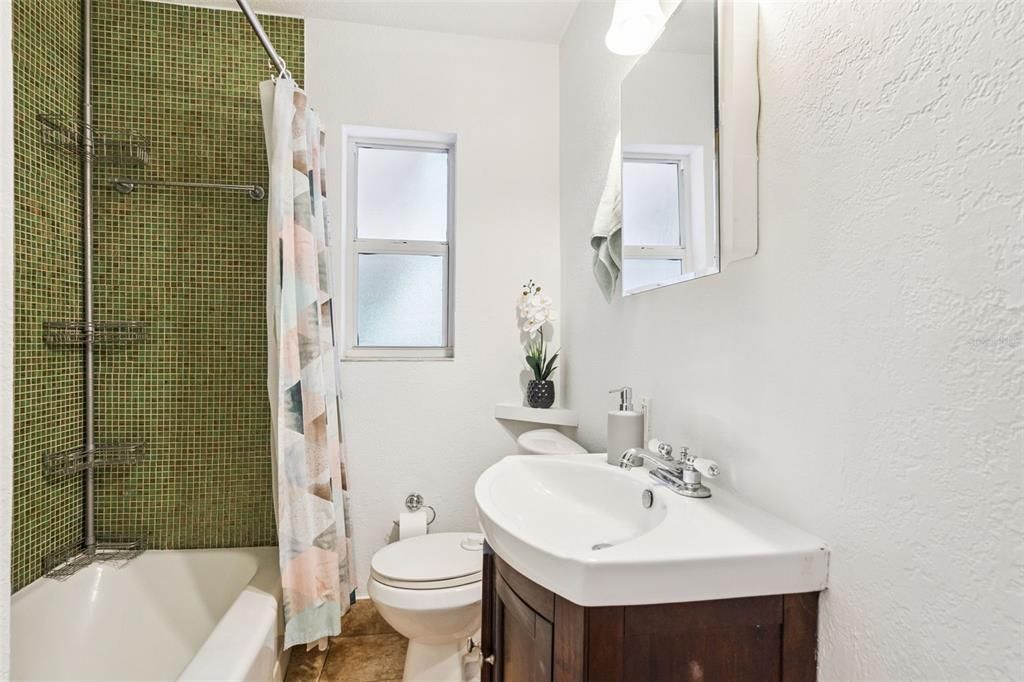 Active With Contract: $325,000 (3 beds, 2 baths, 1258 Square Feet)