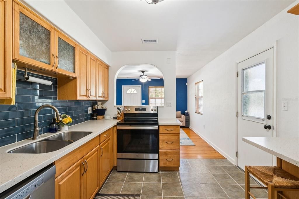 Active With Contract: $325,000 (3 beds, 2 baths, 1258 Square Feet)