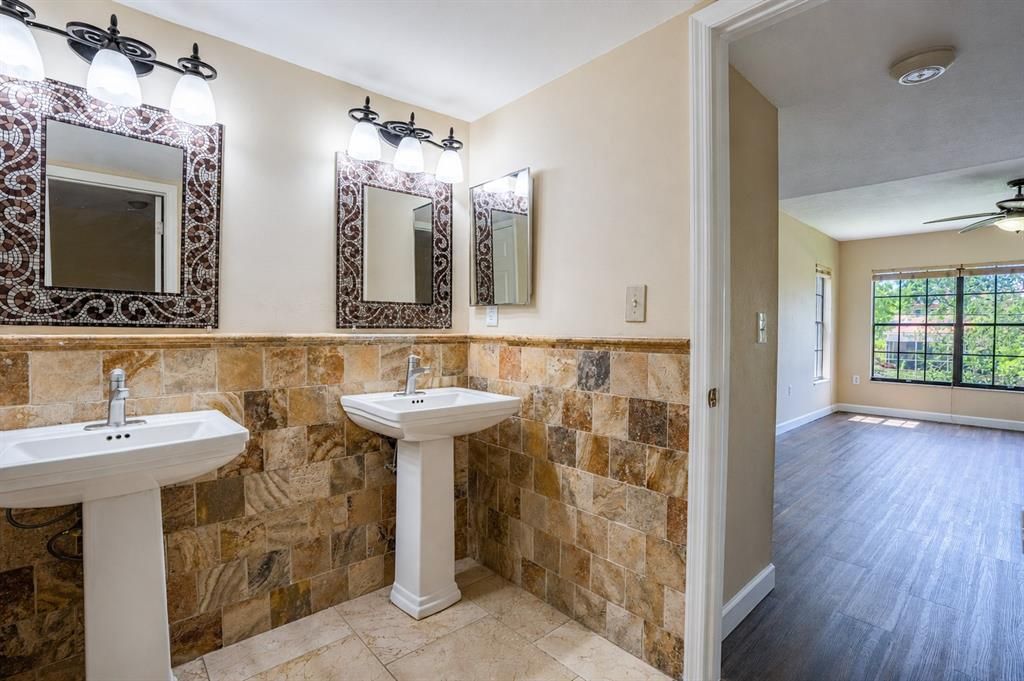 For Sale: $240,000 (2 beds, 2 baths, 1185 Square Feet)