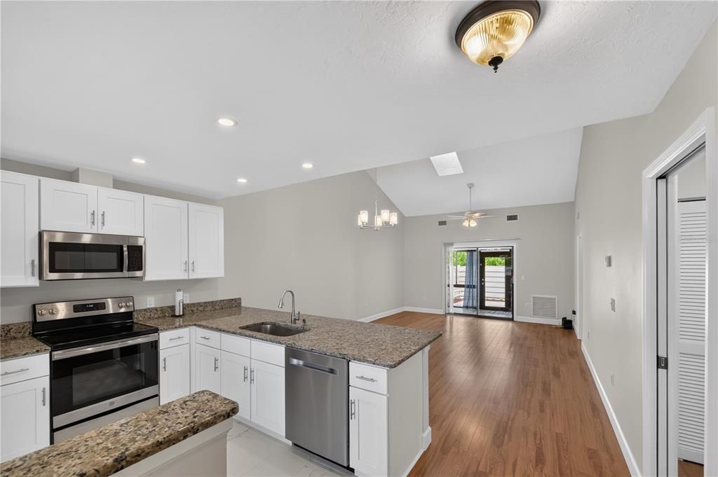 For Sale: $219,900 (2 beds, 2 baths, 1091 Square Feet)