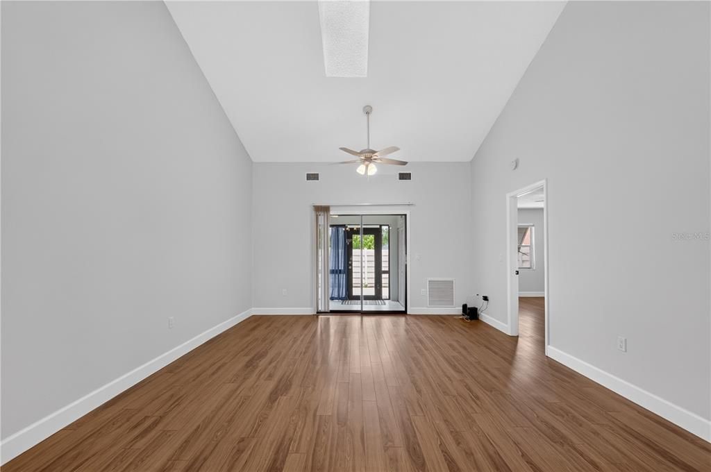 For Sale: $219,900 (2 beds, 2 baths, 1091 Square Feet)