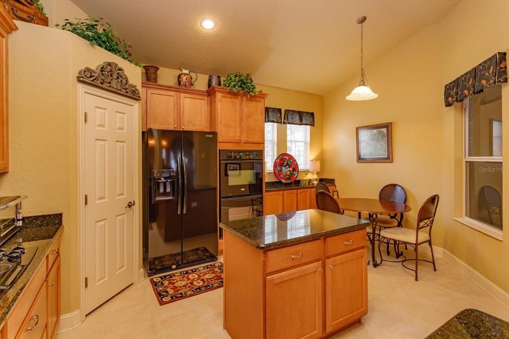 Activo con contrato: $705,000 (5 camas, 4 baños, 2953 Pies cuadrados)